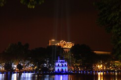 Hồ Gươm rực rỡ trong tối hưởng ứng \