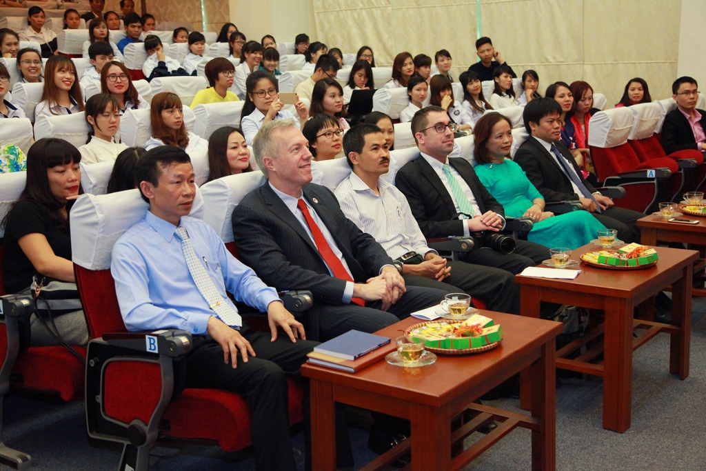 dai su my tai viet nam chuc mung ngay 2011 bang ky hieu dac biet