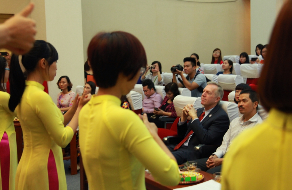 dai su my tai viet nam chuc mung ngay 2011 bang ky hieu dac biet