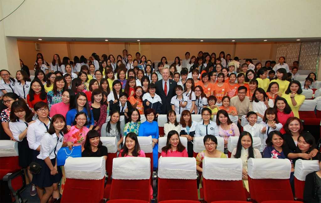 dai su my tai viet nam chuc mung ngay 2011 bang ky hieu dac biet