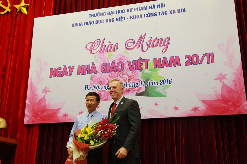 dai su my tai viet nam chuc mung ngay 2011 bang ky hieu dac biet