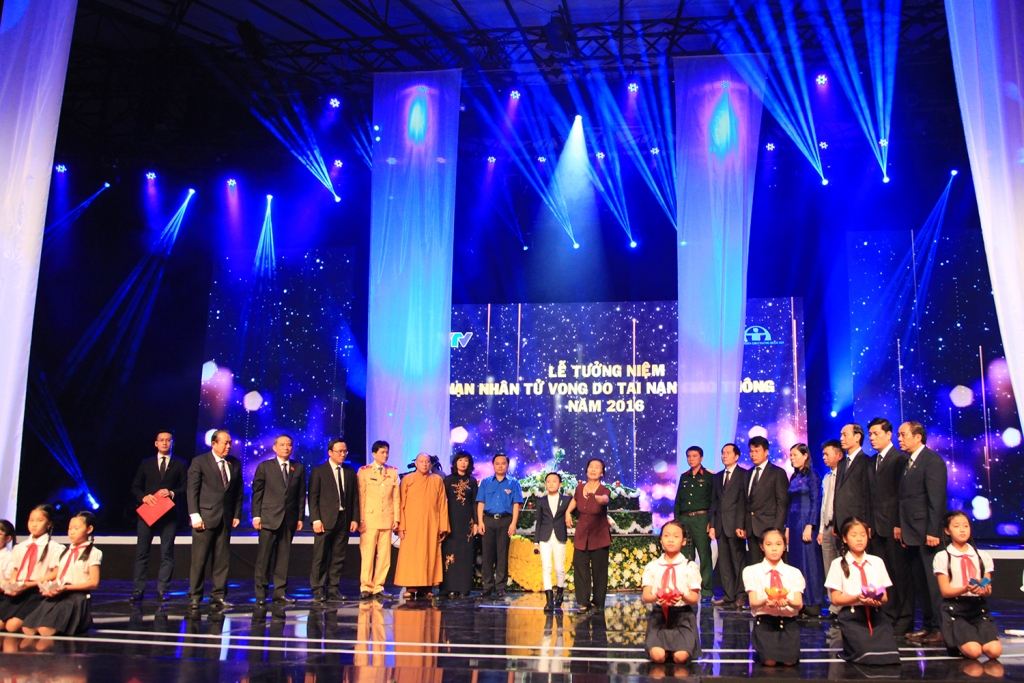 lung linh anh nen tuong niem nhung nan nhan tu vong do tai nan giao thong