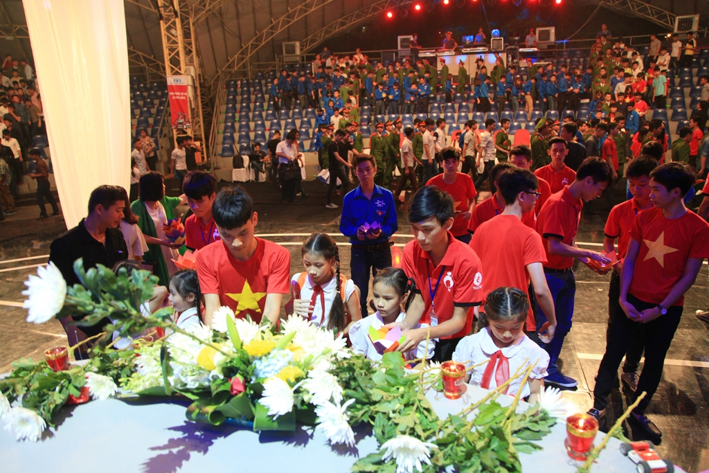 lung linh anh nen tuong niem nhung nan nhan tu vong do tai nan giao thong