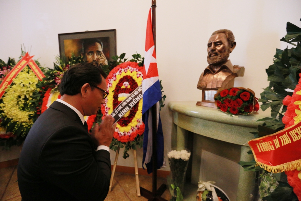 lanh dao dang nha nuoc chinh phu vieng dong chi fidel castro tai dai su quan cuba