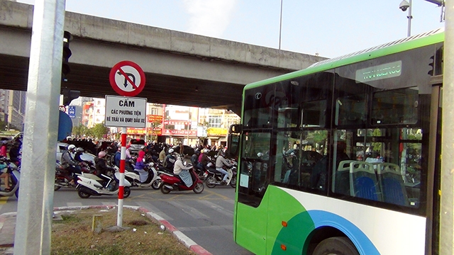 xe buyt nhanh lan banh gio cao diem duong pho un tac nghiem trong