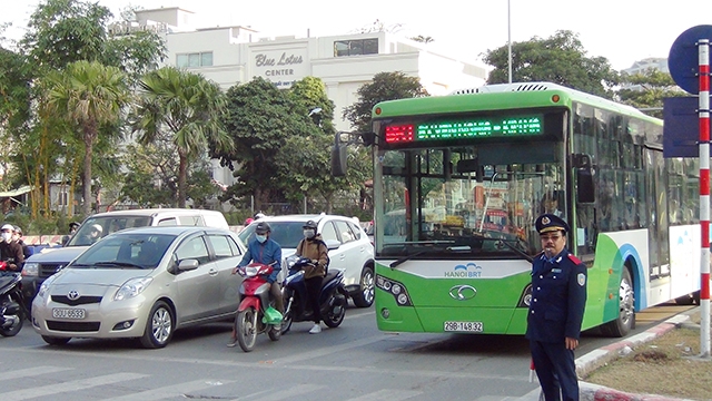 xe buyt nhanh lan banh gio cao diem duong pho un tac nghiem trong