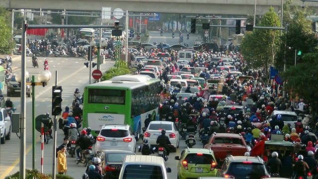 xe buyt nhanh lan banh gio cao diem duong pho un tac nghiem trong