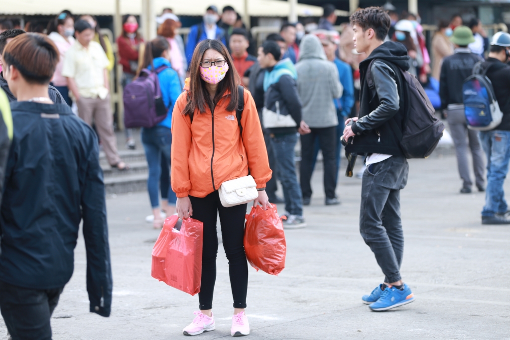 hanh khach ue oai vi doi hang gio van chon chan tai ben xe my dinh