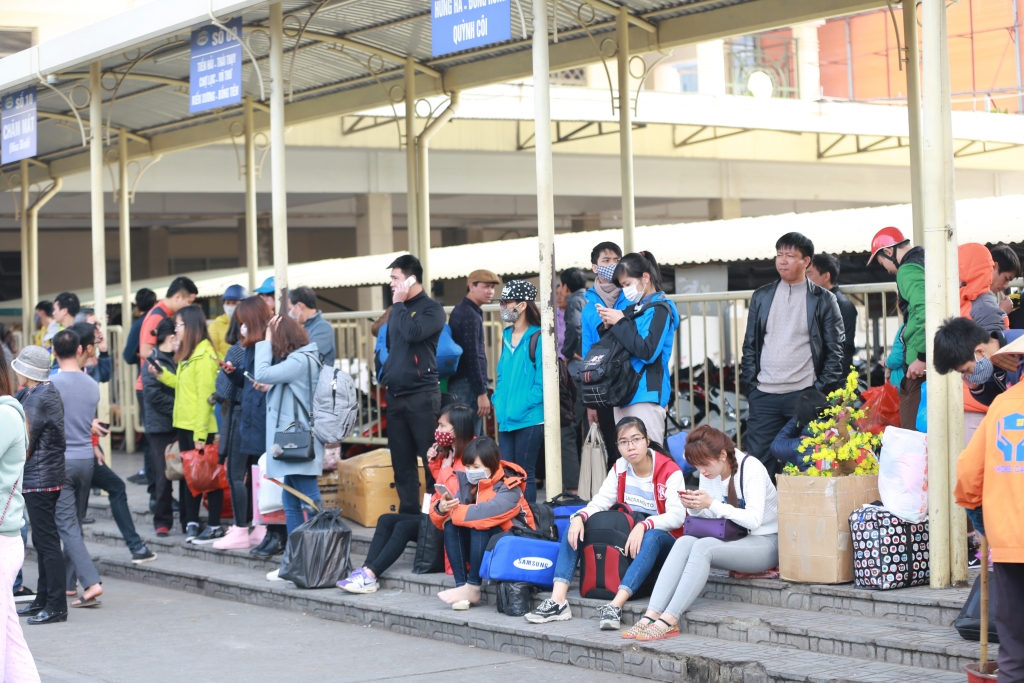hanh khach ue oai vi doi hang gio van chon chan tai ben xe my dinh