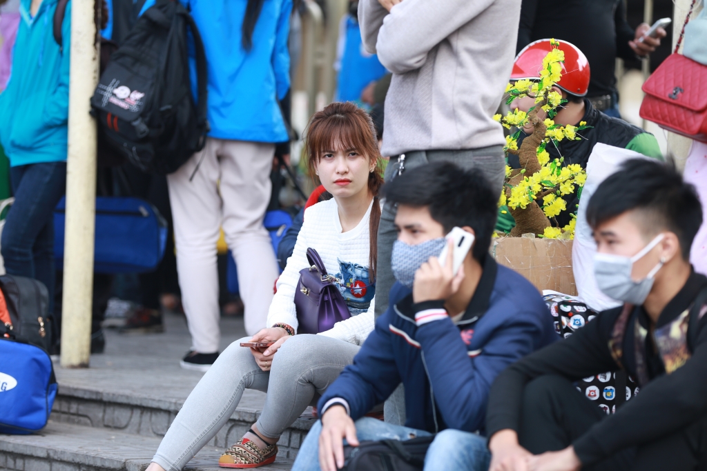 hanh khach ue oai vi doi hang gio van chon chan tai ben xe my dinh