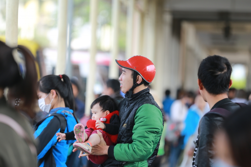 hanh khach ue oai vi doi hang gio van chon chan tai ben xe my dinh