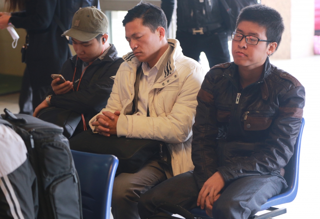hanh khach ue oai vi doi hang gio van chon chan tai ben xe my dinh