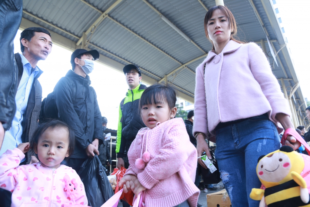 hanh khach ue oai vi doi hang gio van chon chan tai ben xe my dinh