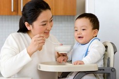 Trẻ ăn dặm sớm không tốt cho sức khỏe như cha mẹ nghĩ
