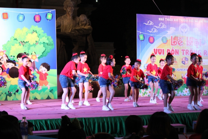 tre em thanh pho tung bung don trung thu