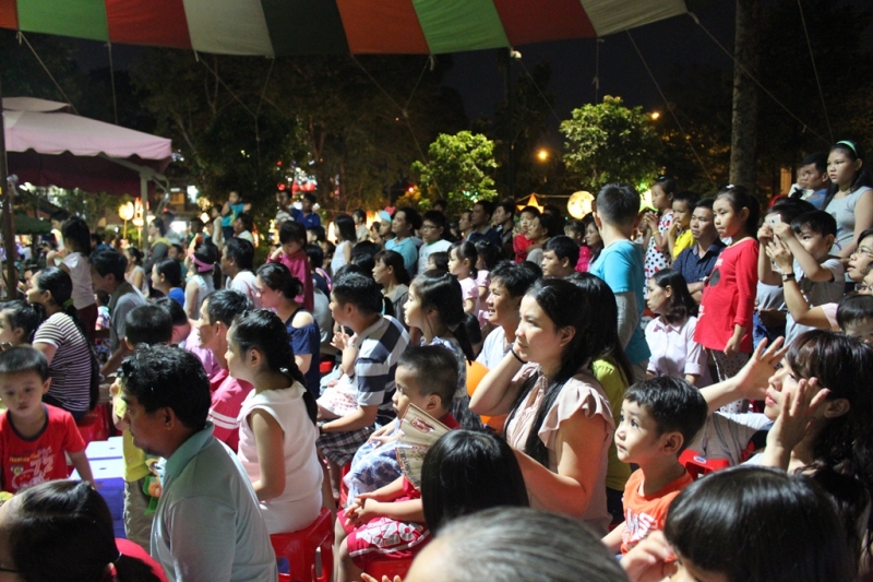 tre em thanh pho tung bung don trung thu