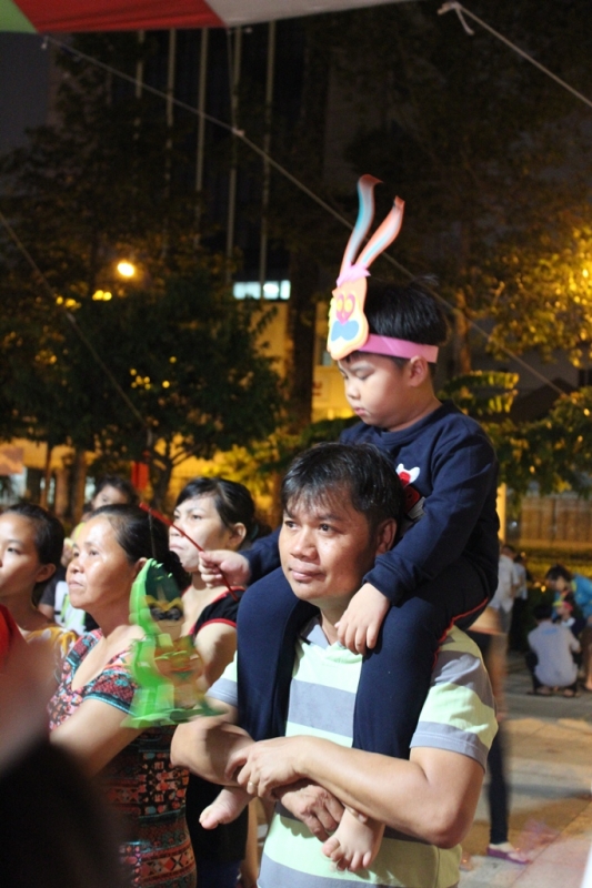 tre em thanh pho tung bung don trung thu
