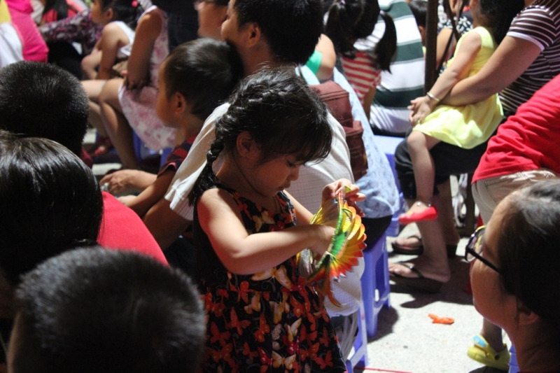 tre em thanh pho tung bung don trung thu