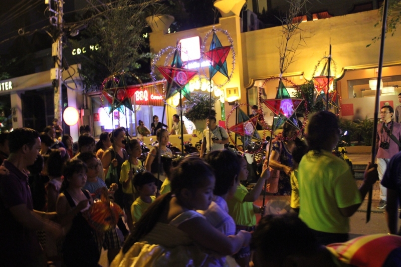 tre em thanh pho tung bung don trung thu