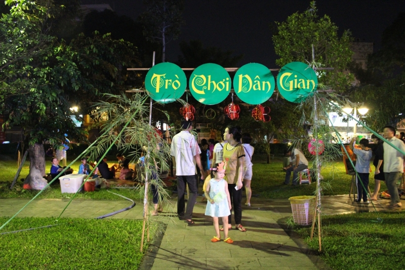 tre em thanh pho tung bung don trung thu