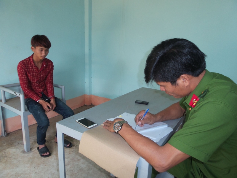 dak lak bat doi tuong nem da khien csgt bi thuong