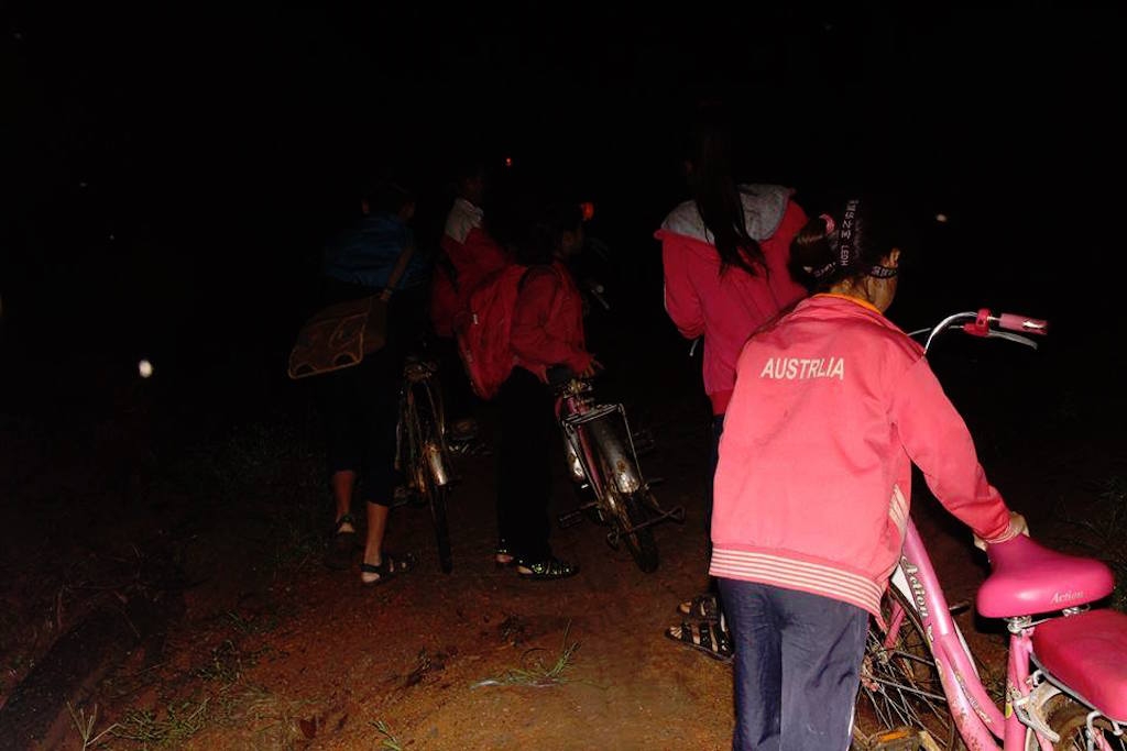 tre hmong vuot rung tu 4h sang de den truong 9681