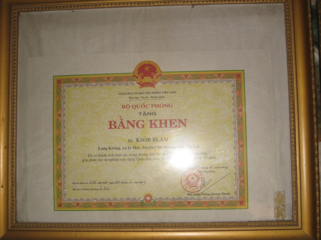 nu thu linh dau tien cua buon lang