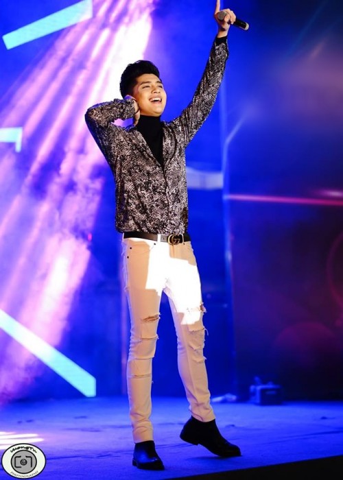 fan lo lang khi noo phuoc thinh bi nem ly trung nguoi khi hat o quan bar