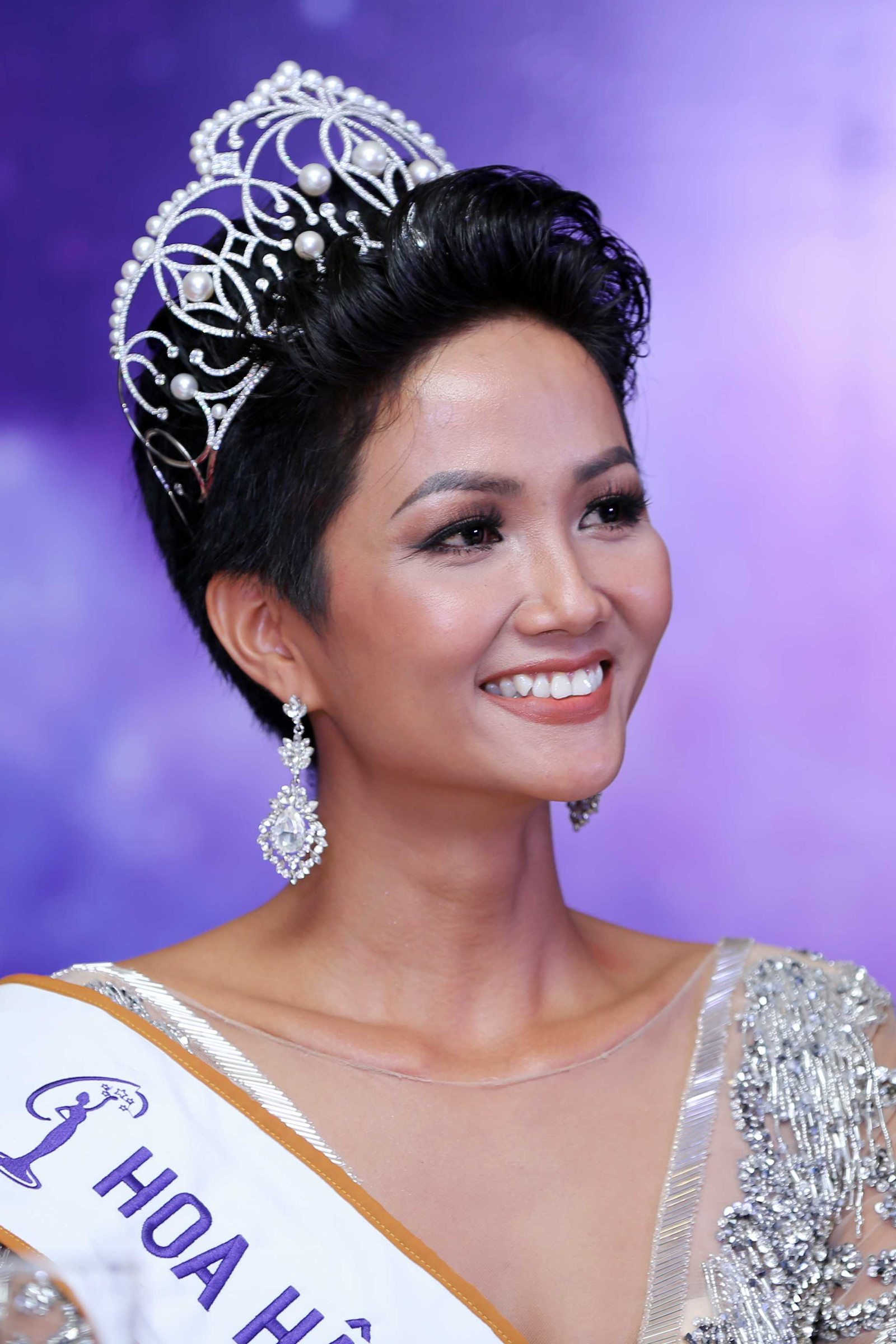 bong dung bi miet thi hoa hau hhen nie khang dinh rong long cho qua