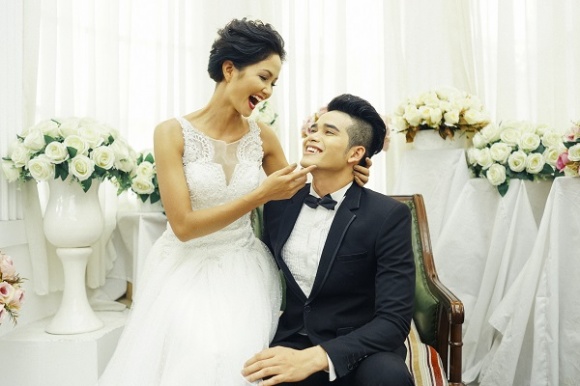 su that ve loat anh cuoi cua tan hoa hau hoan vu hhen nie vua bi ro ri