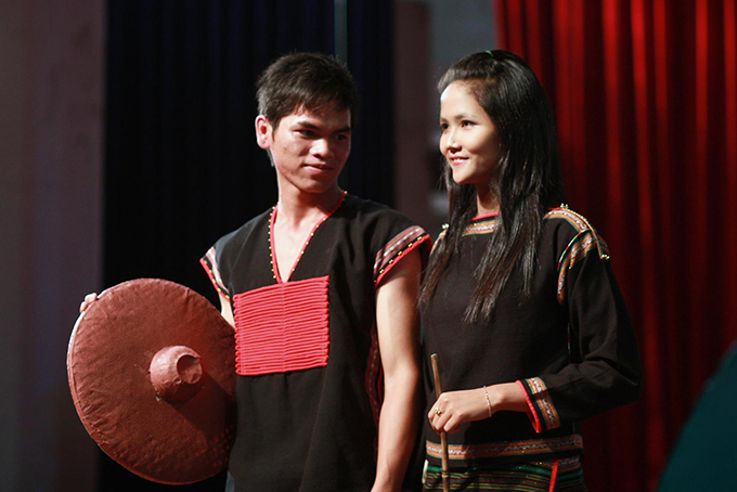 lo anh hoa hau hhen nie nam 19 tuoi de toc dai bieu dien van nghe
