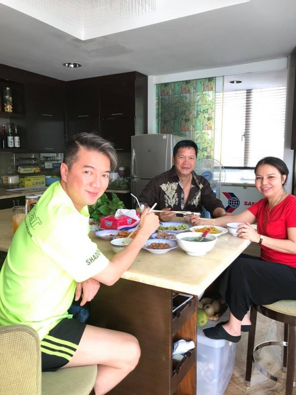 luc cha mat khong co tien mua quan tai day chinh la nguoi giup do dam vinh hung khi do