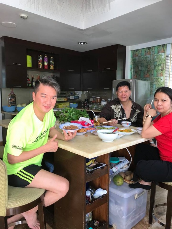 luc cha mat khong co tien mua quan tai day chinh la nguoi giup do dam vinh hung khi do
