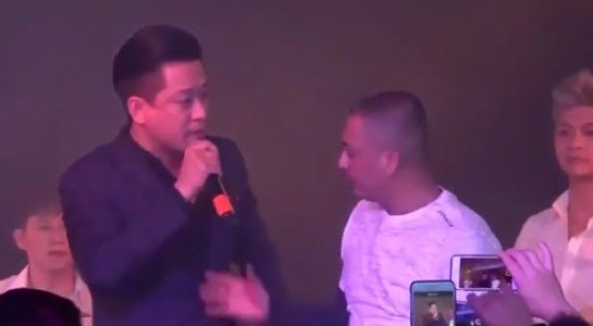 tuan hung bi khan gia giat micro khi dang hat
