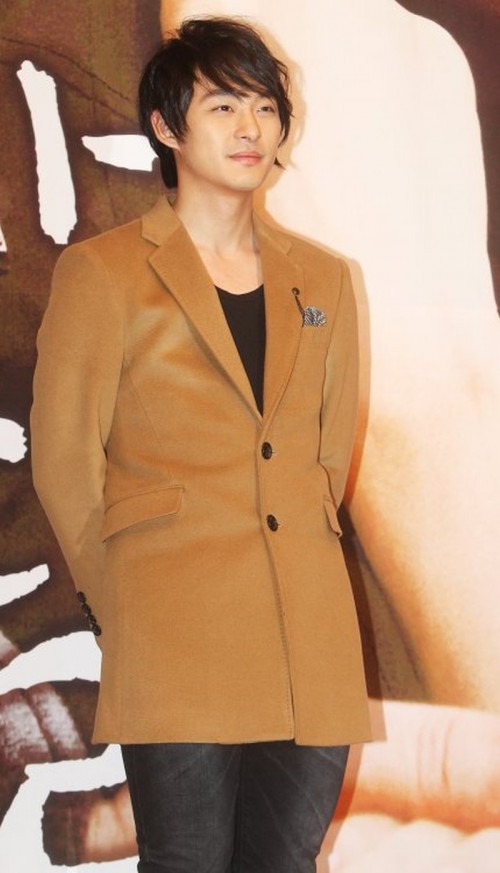 ha ji won huy lich trinh ra mat phim manhunt cua ngo vu sam de lo dam tang cho em trai