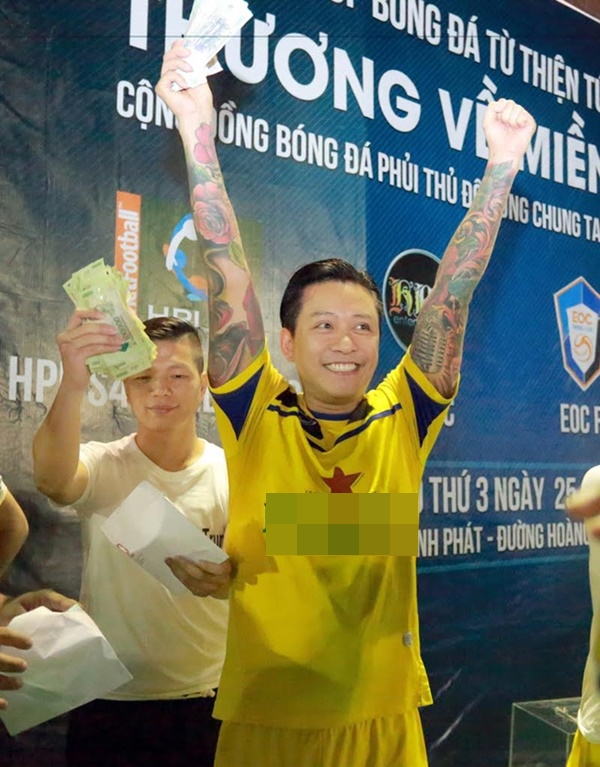khi my nam showbiz viet dien quan dui ao so ra san chat phat ngat chang kem canh u23 viet nam