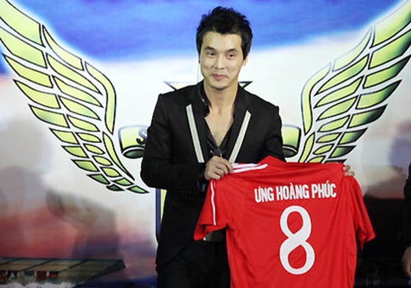 khi my nam showbiz viet dien quan dui ao so ra san chat phat ngat chang kem canh u23 viet nam