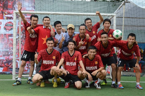 khi my nam showbiz viet dien quan dui ao so ra san chat phat ngat chang kem canh u23 viet nam