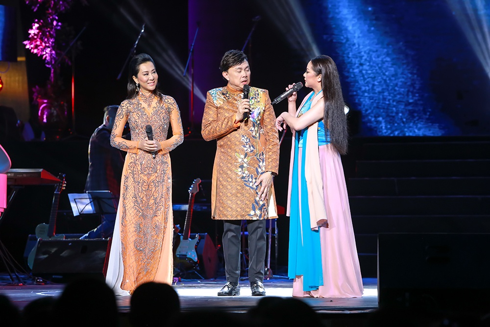nhu quynh treu choc chi tai tren san khau