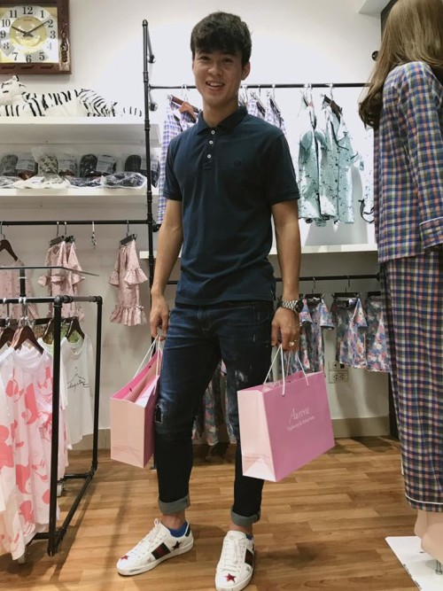 ngoai hong duy ban mat na u23 viet nam con co nguoi hung duy manh ban quan ao ngu cho cac chi em