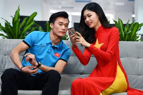 a hau thanh thanh tu noi gi ve hanh dong chong tay len dui thu mon bui tien dung