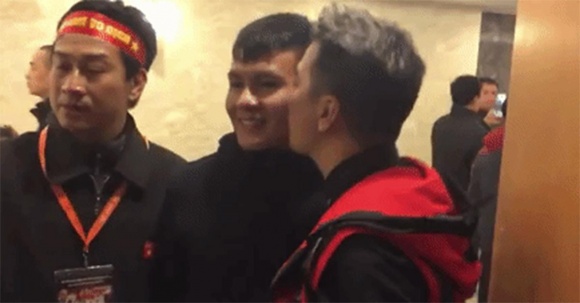 dam vinh hung bat ngo hon ma cau thu quang hai khi dang chup anh cung