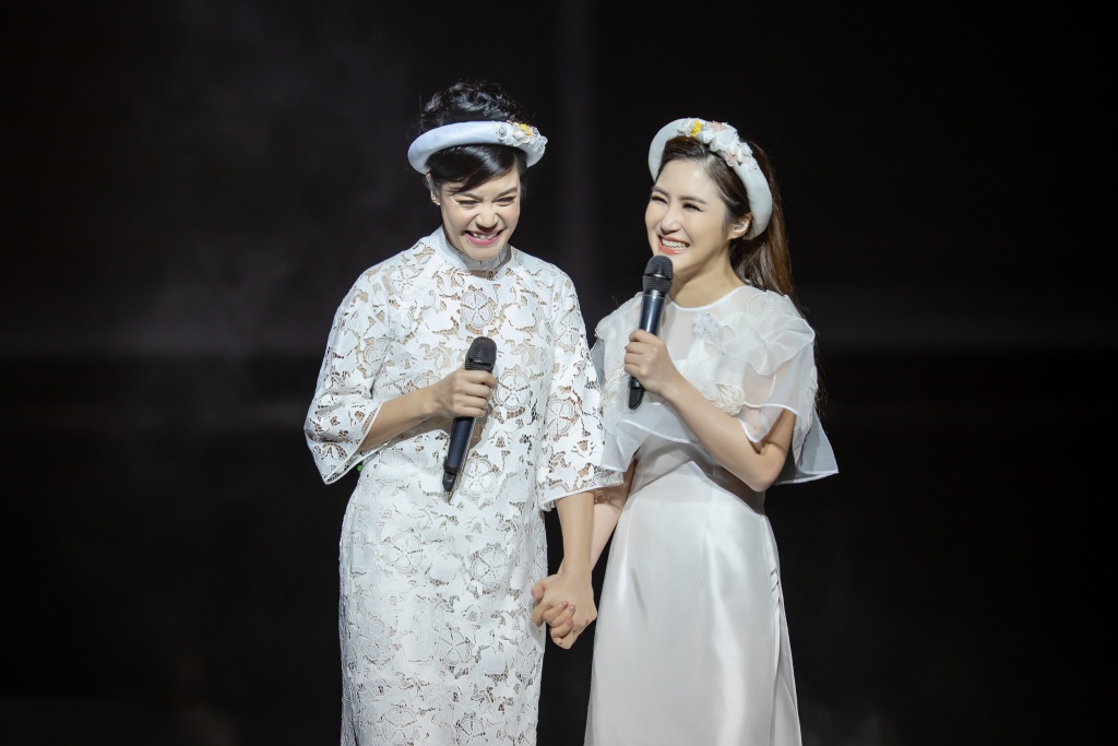 Lộ hàng loạt bí mật trong liveshow đầu tiên của Hương Tràm lo hang loat bi mat trong liveshow dau tien cua huong tram