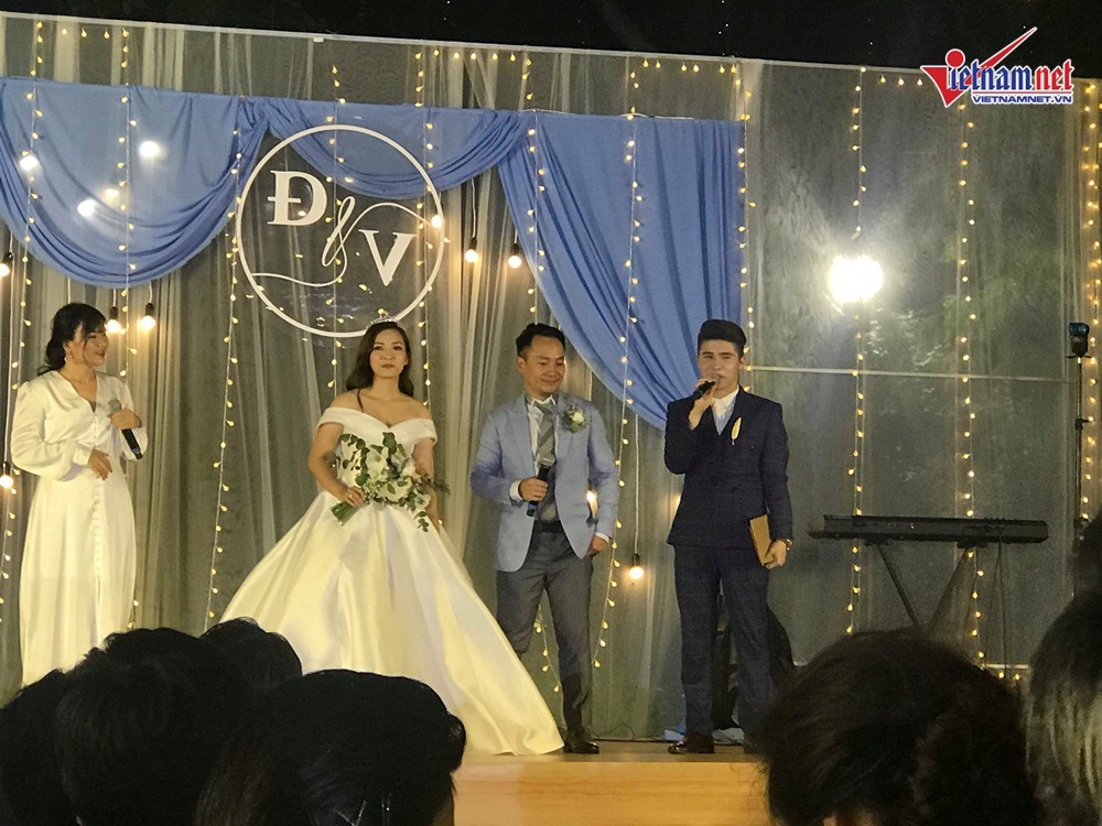 dinh tien dat hat va khieu vu cung vo 9x trong dam cuoi ngoai troi
