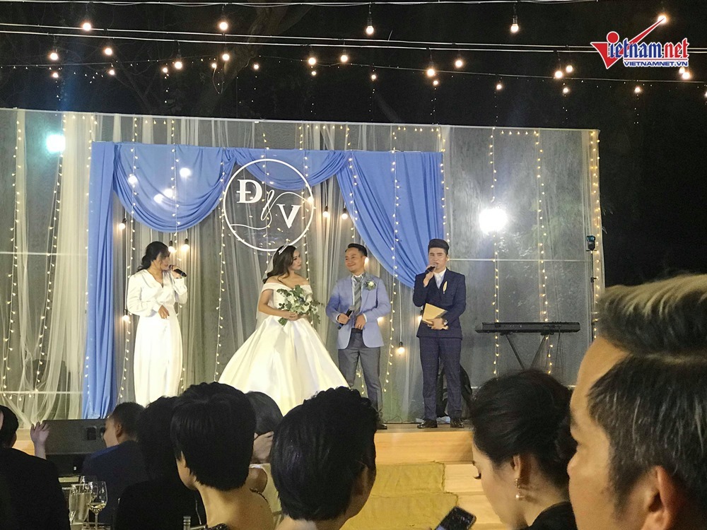 dinh tien dat hat va khieu vu cung vo 9x trong dam cuoi ngoai troi