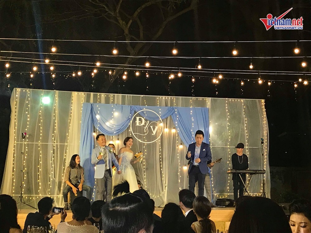 dinh tien dat hat va khieu vu cung vo 9x trong dam cuoi ngoai troi