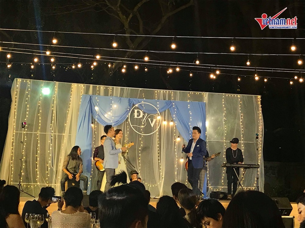 dinh tien dat hat va khieu vu cung vo 9x trong dam cuoi ngoai troi