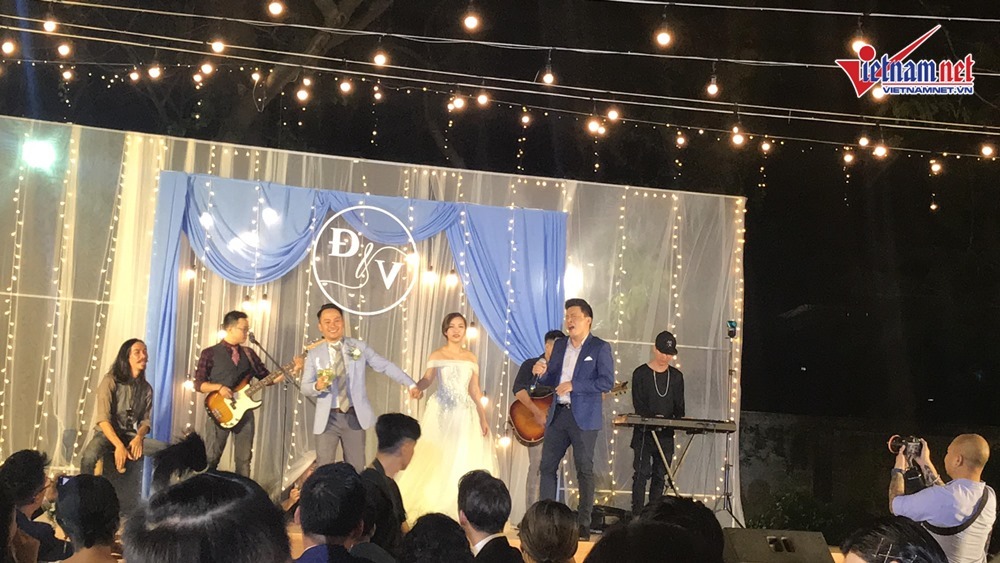 dinh tien dat hat va khieu vu cung vo 9x trong dam cuoi ngoai troi