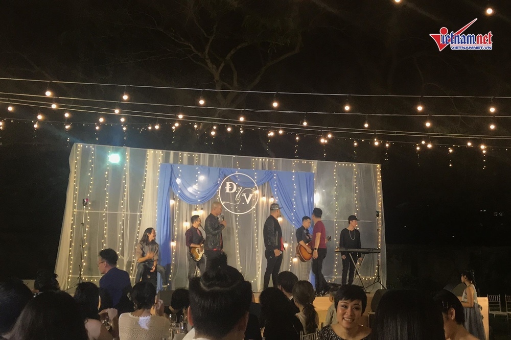 dinh tien dat hat va khieu vu cung vo 9x trong dam cuoi ngoai troi