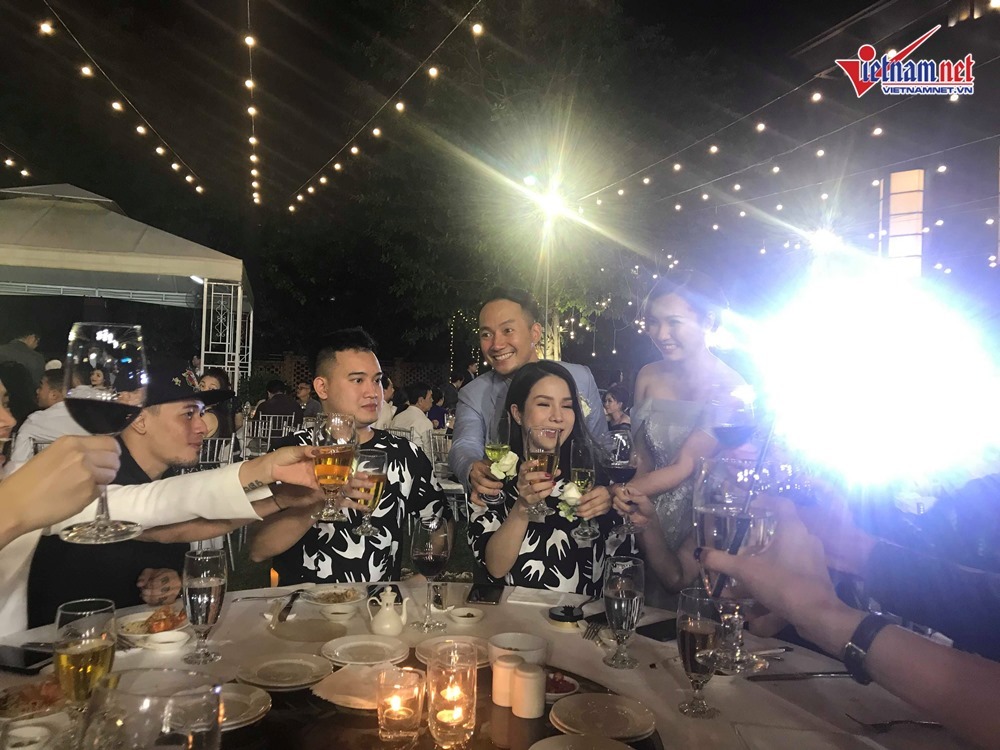 dinh tien dat hat va khieu vu cung vo 9x trong dam cuoi ngoai troi